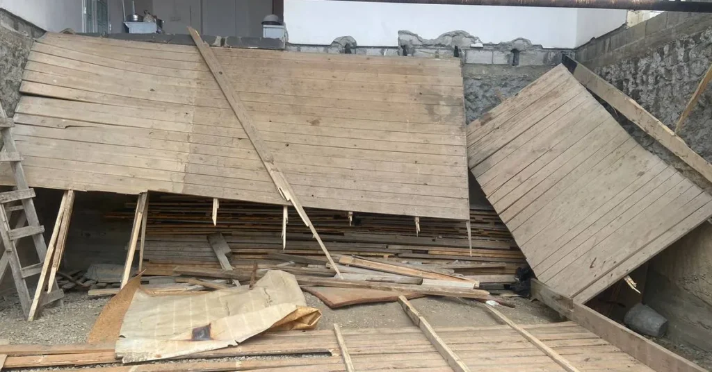 Балкон обрушился во время похорон в Чечне