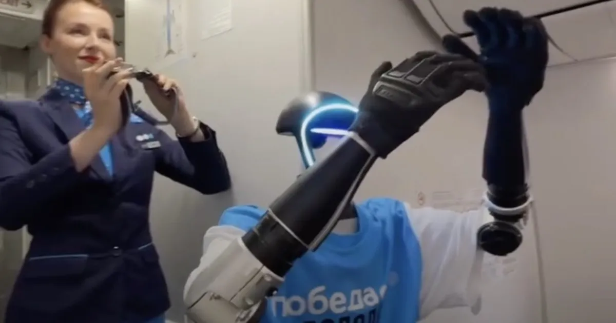 Робот-бортпроводник «Володя» провел свой первый авиарейс Робот-бортпроводник «Володя» провел свой первый авиарейс