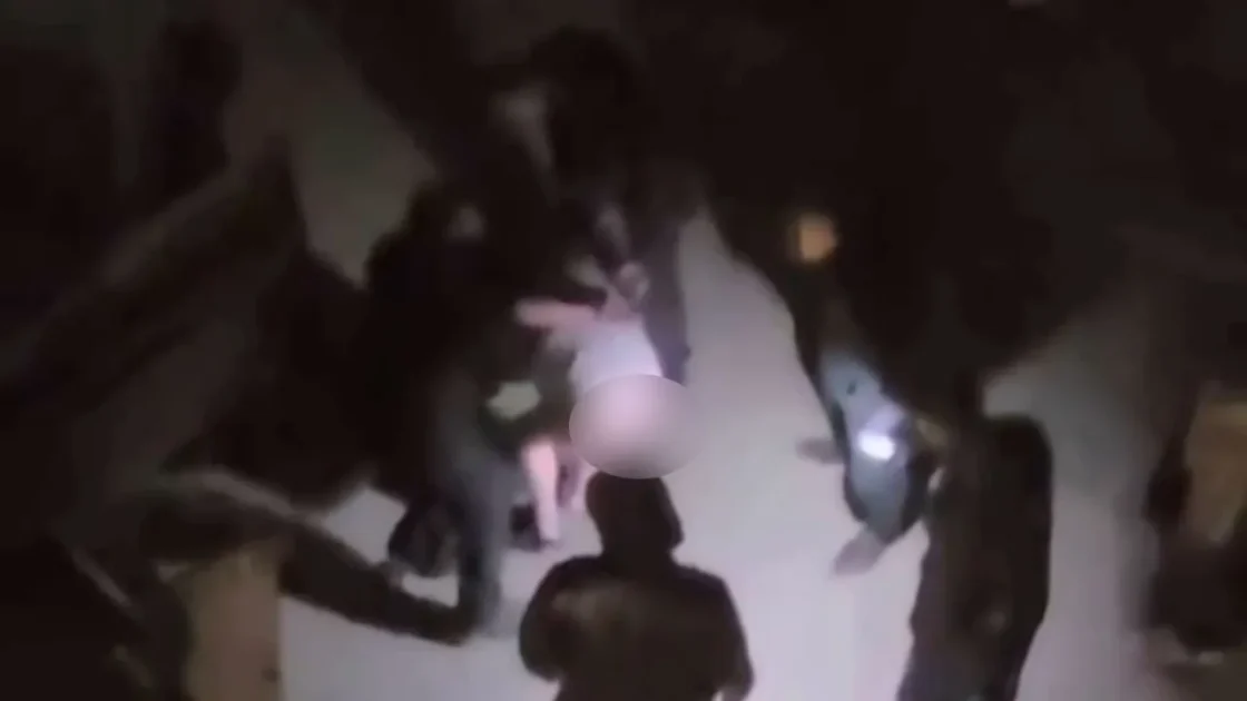 В Первоуральске мужчина взял в заложники женщину и ребенка В Первоуральске мужчина взял в заложники женщину и ребенка