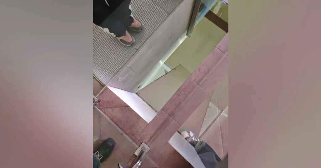 Под школьником провалился пол в ТЦ в Подмосковье