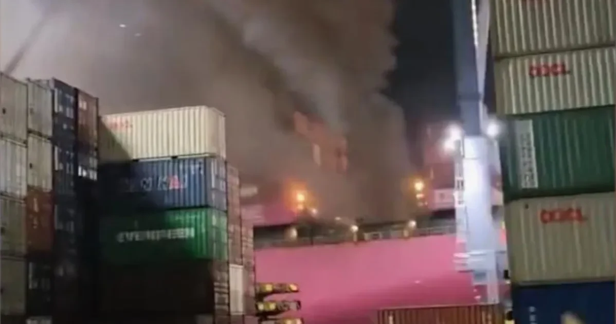 У берегов Лос-Анджелеса взорвалось и загорелось судно