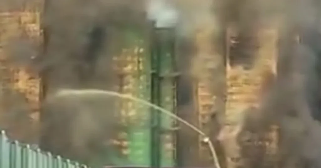 Крупный пожар произошел в жилом комплексе Гонконга