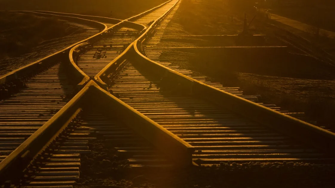 В Таиланде локомотив протаранил пассажирский состав с туристами