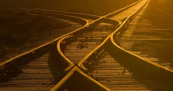 В Алтайском крае мужчина попал под поезд и выжил