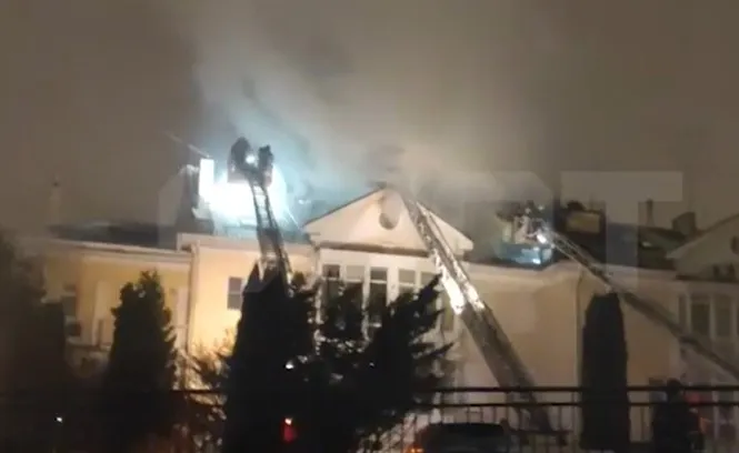 Опубликованы кадры пожара в пентхаусе на северо-западе Москвы