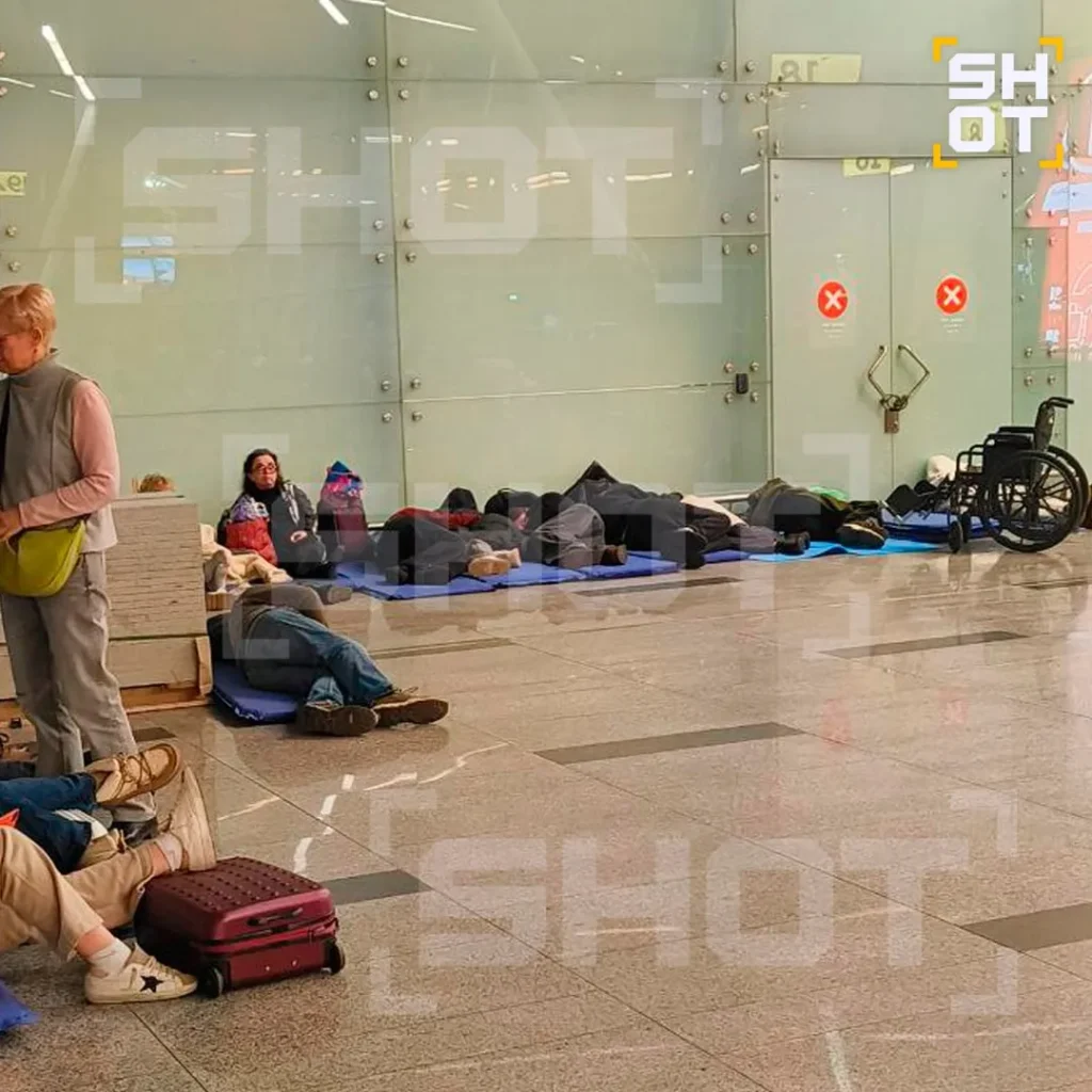 Пассажиры вынуждены спать на туристических ковриках и картонках в аэропорту Внуково