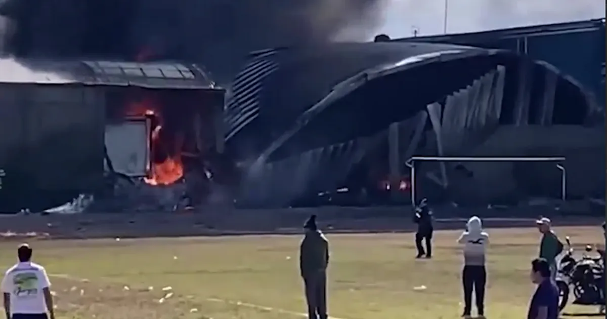 В Мексике частный самолет врезался в ангары и взорвался В Мексике частный самолет врезался в ангары и взорвался