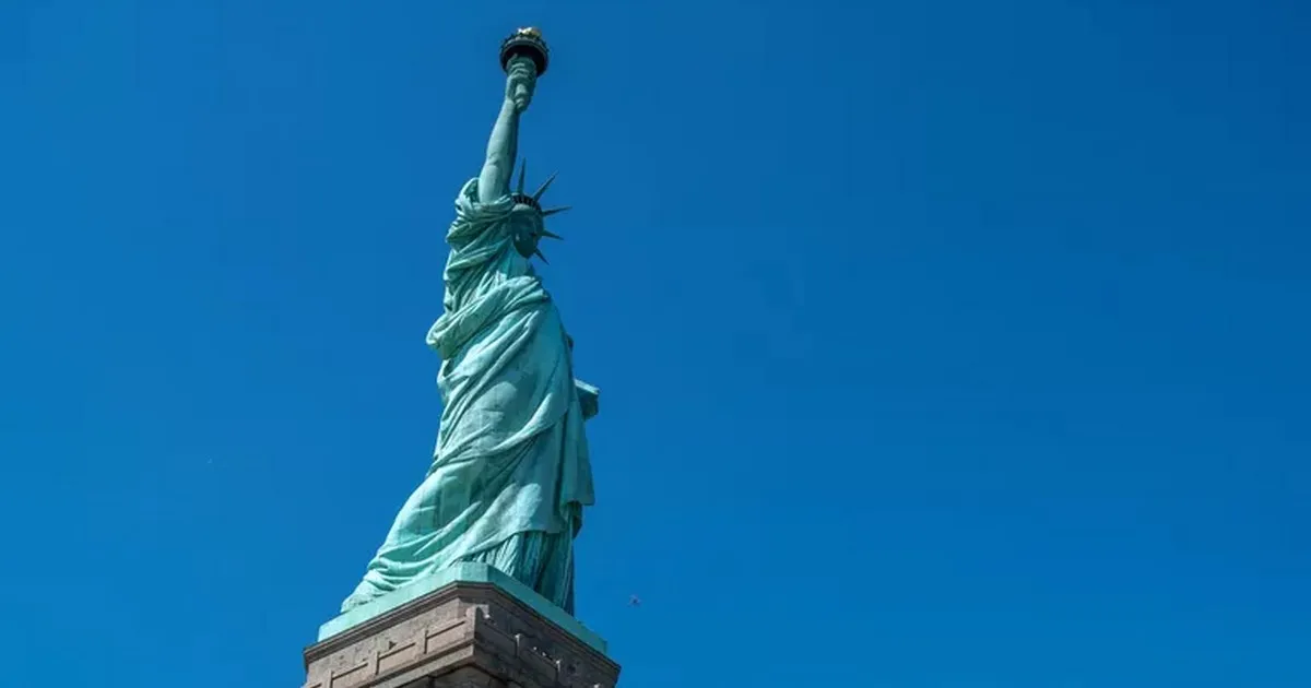 Статуя Свободы упала в Бразилии Статуя Свободы упала в Бразилии