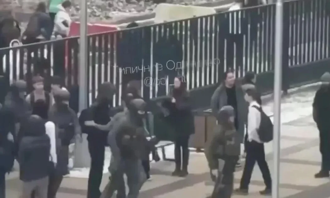 Охранник школы в Одинцове объяснил, почему не остановил подростка с ножом Охранник школы в Одинцове объяснил, почему не остановил подростка с ножом