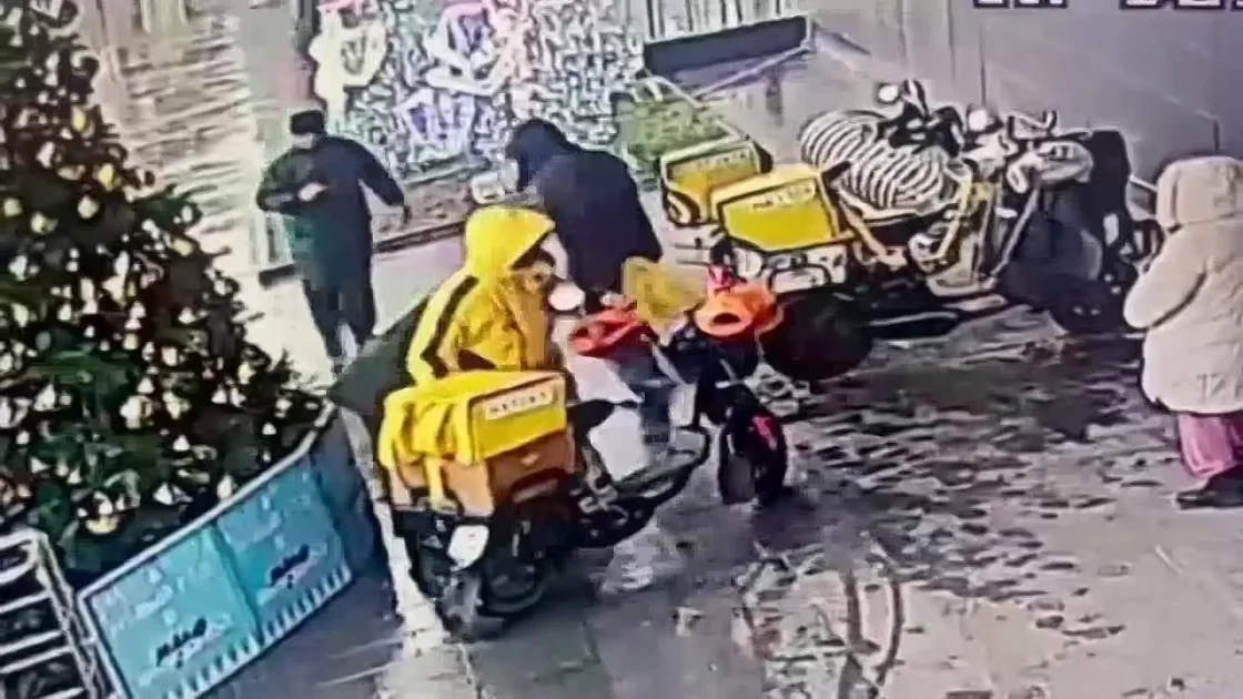 Двое курьеров перевозили детей в сумках для еды в подмосковных Люберцах