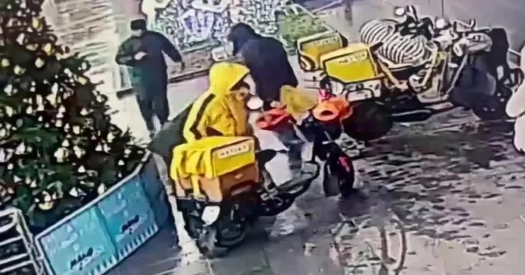 Двое курьеров перевозили детей в сумках для еды в подмосковных Люберцах