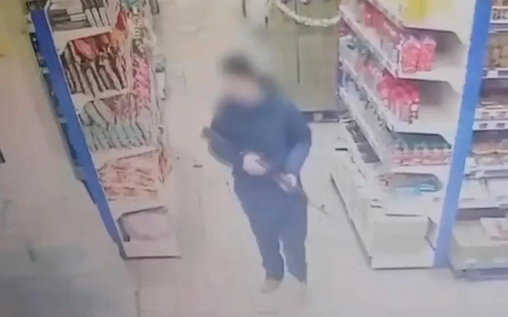 В Донецке мужчина открыл стрельбу из АК-47 в супермаркете В Донецке мужчина открыл стрельбу из АК-47 в супермаркете