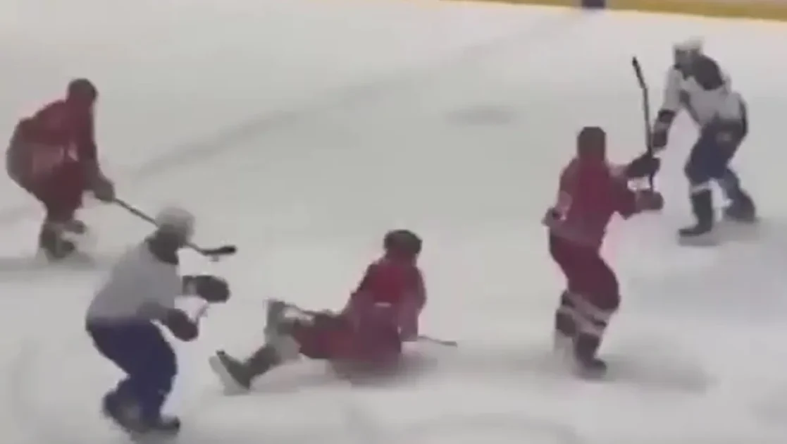 Экс-игрок КХЛ сбил Лукашенко с ног