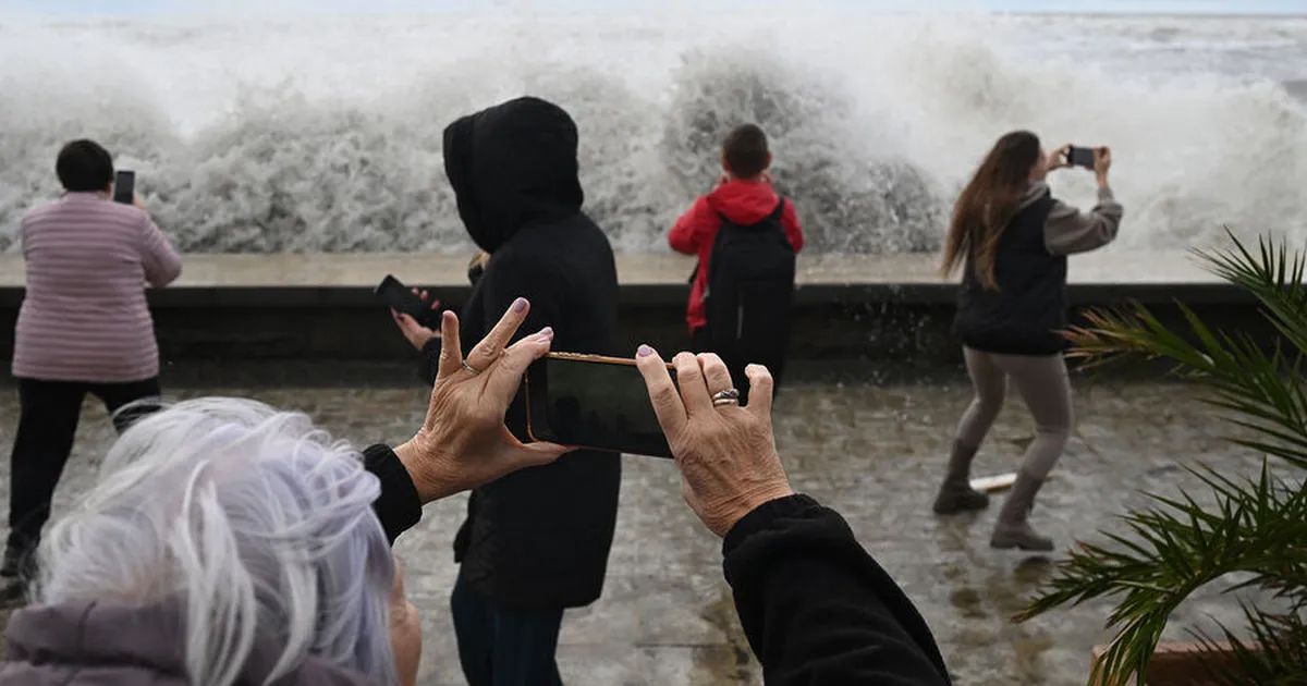 В Сочи шторм повредил линии электропередачи