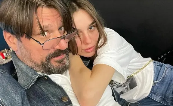 Звезда сериала «Счастливы вместе» Виктор Логинов ответил на обвинения его молодой жены в изменах