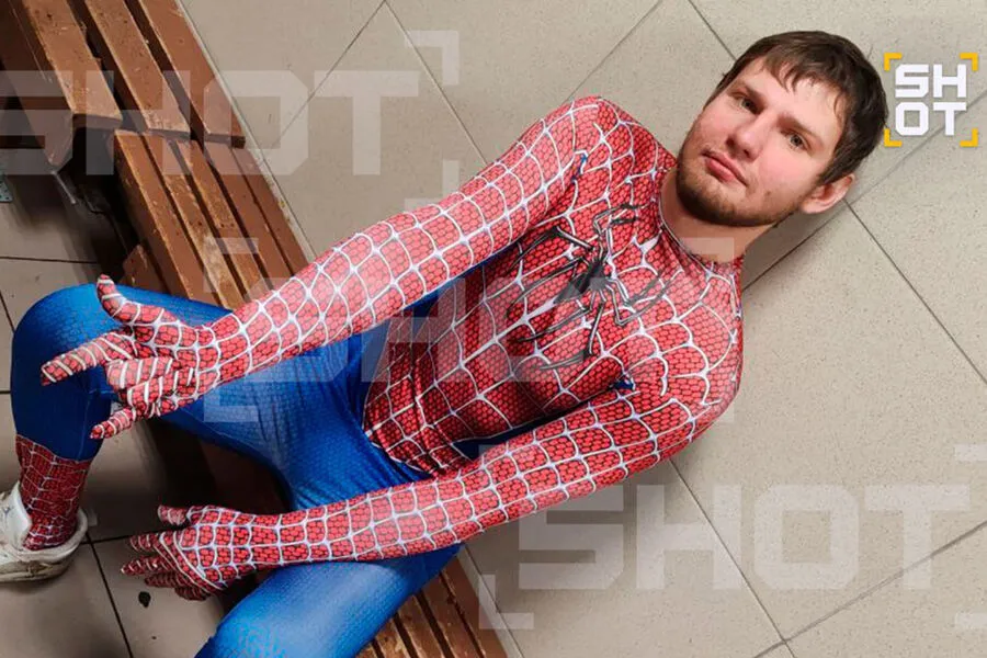 «Человека-паука» выпустили из изолятора после задержания на суде Ларисы Долиной