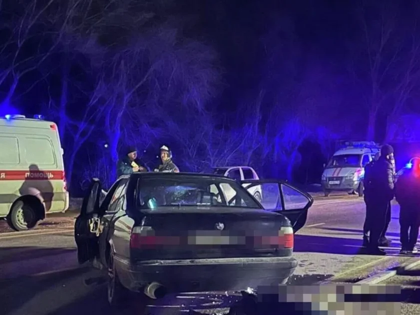 Автомобиль врезался в остановку с людьми на Кубани