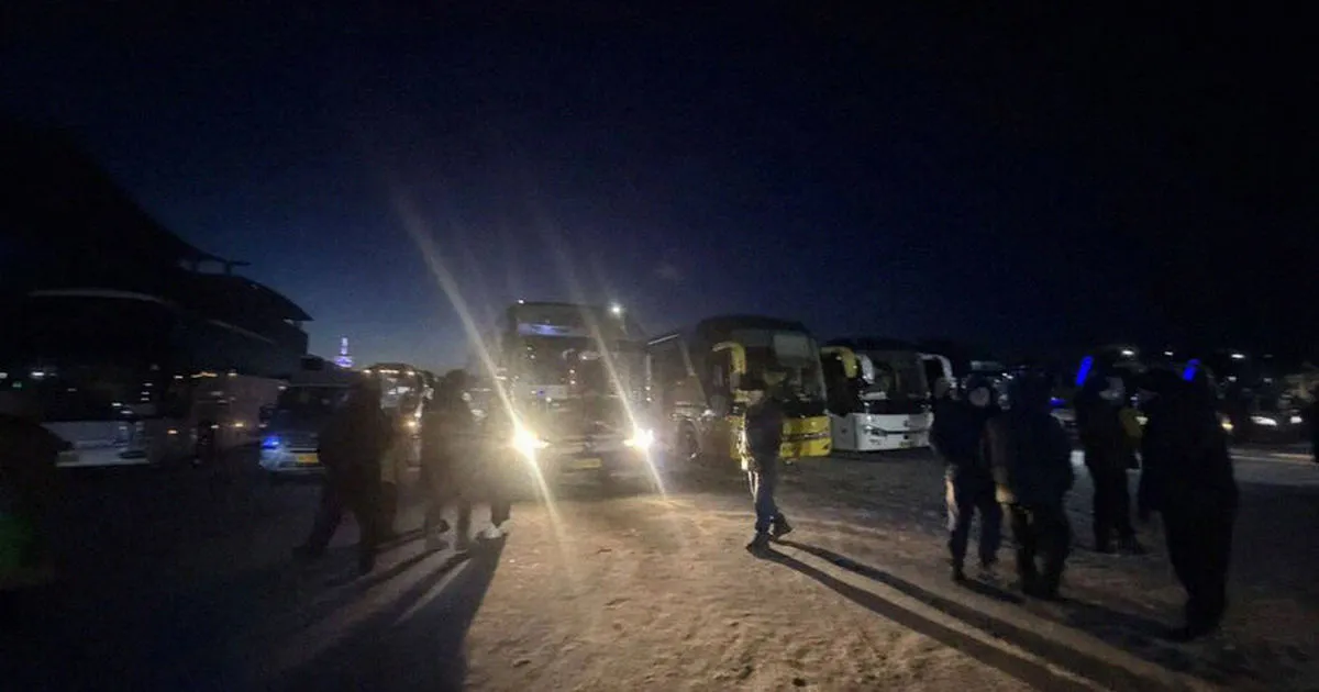 Десятки автобусов с российскими туристами застряли на границе с Китаем