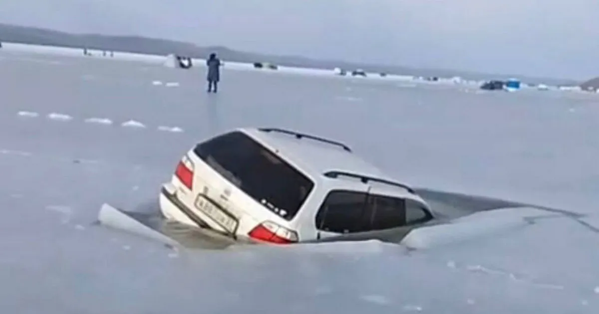 В Приморье автомобиль рыбака провалился под лед В Приморье автомобиль рыбака провалился под лед