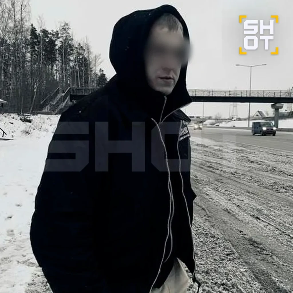 Мужчины на снегоходе провалились под лед в Свердловской области