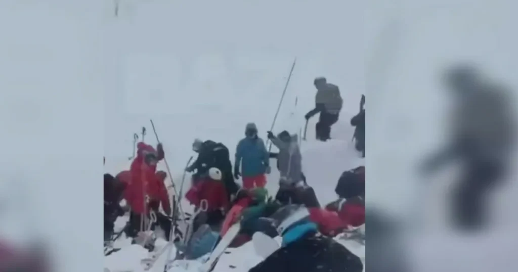 Лавина сошла на группу туристов в горах Грузии