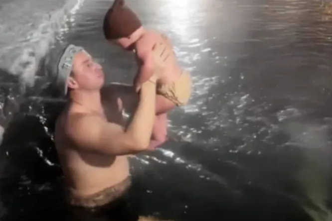 Мужчина окунул плачущего годовалого сына в прорубь в 30-градусный мороз