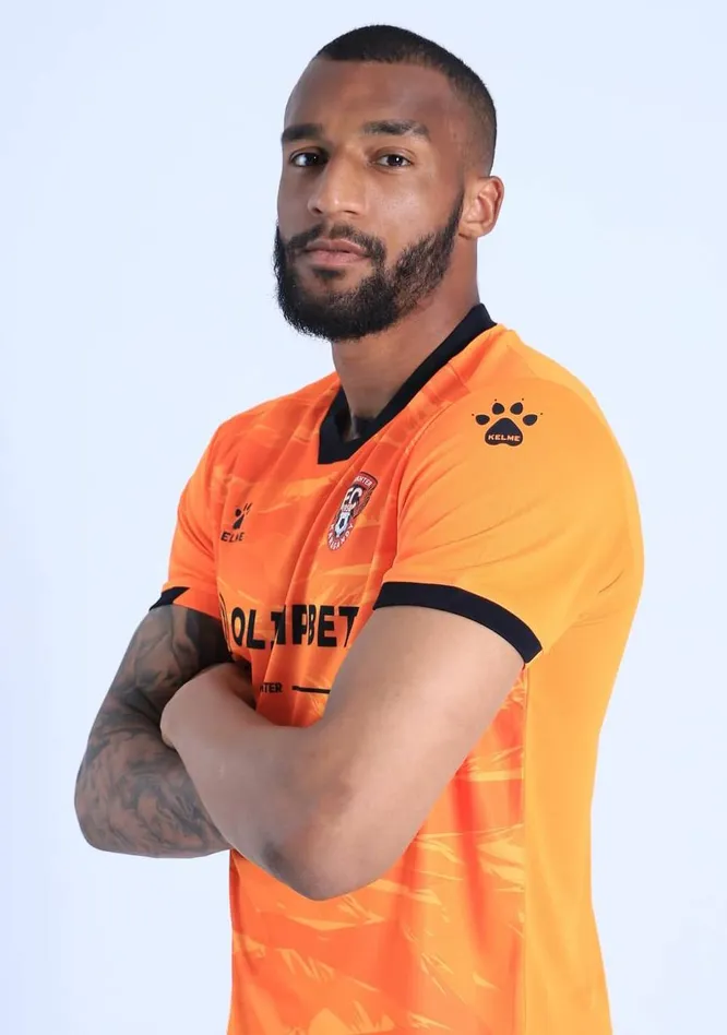 Тело 31-летнего футболиста нашли под окнами многоэтажки