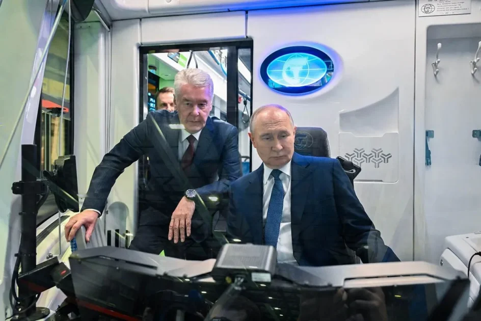 Путину показали первый в России беспилотный поезд метро