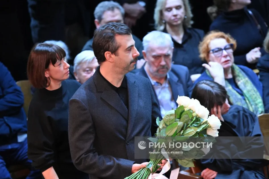 Иван Ургант появился на церемонии прощания с Игорем Золотовицким
