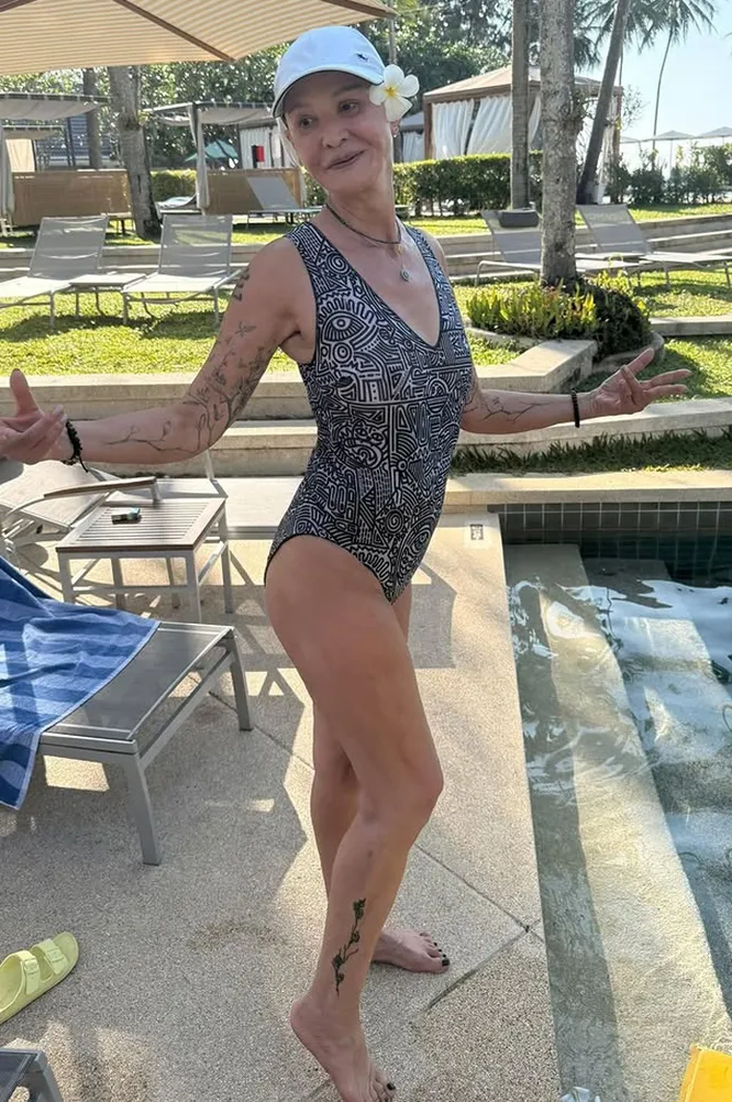 70-летняя Ирина Хакамада показала фигуру в купальнике в Таиланде