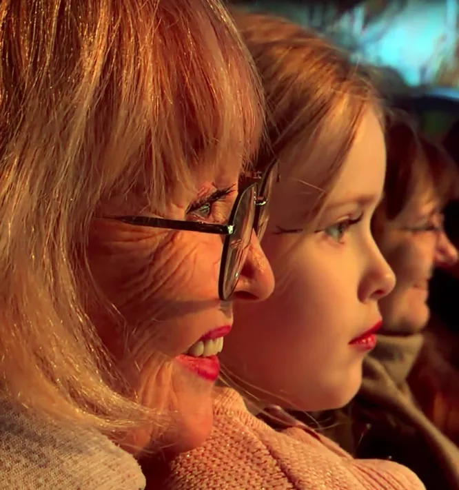 Анна Заворотнюк с младшей сестрой и бабушкой побывали на ледовом шоу Навки и Чернышева