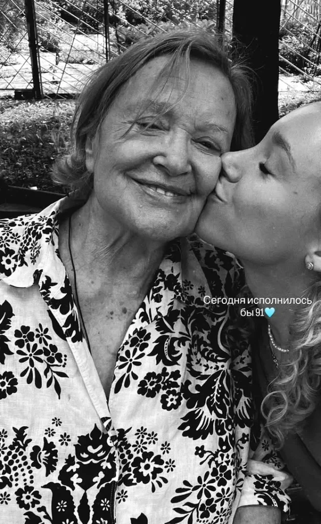 Анастасия Талызина показала редкое фото со знаменитой бабушкой
