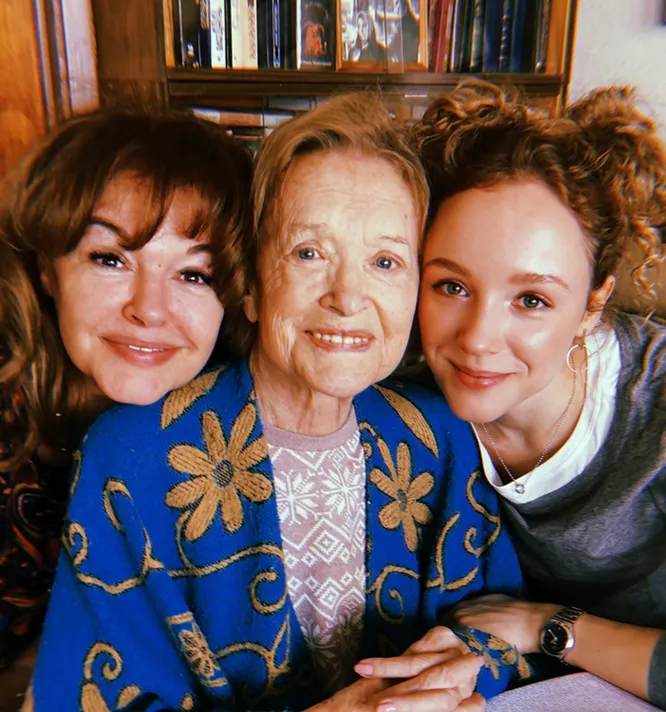 Анастасия Талызина показала редкое фото со знаменитой бабушкой