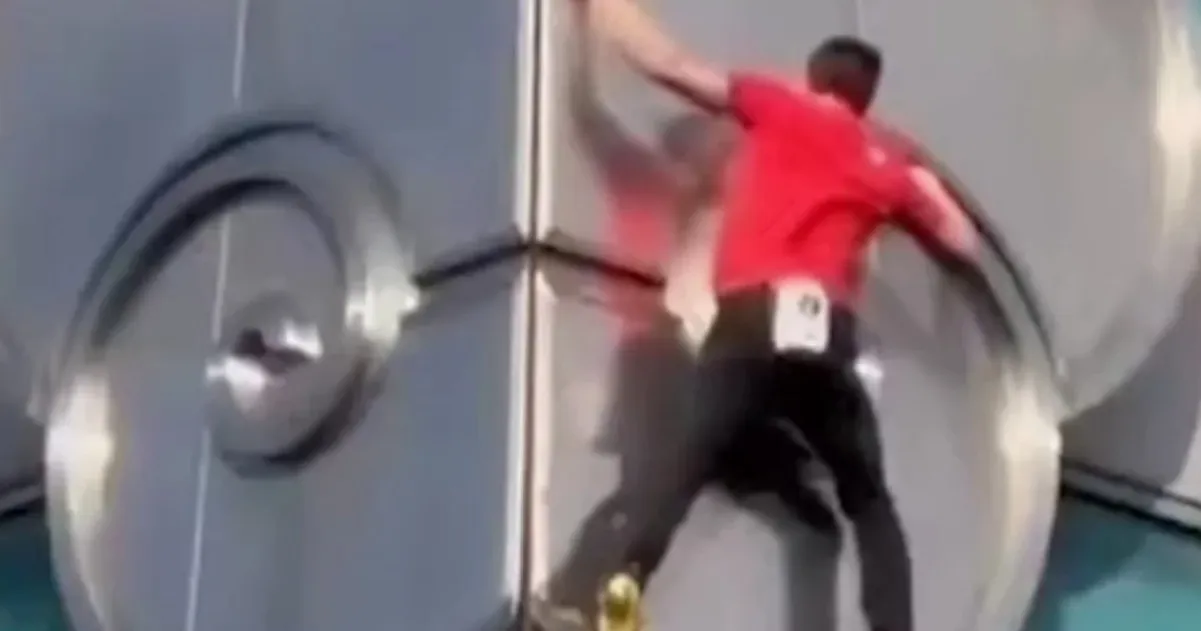 На Тайване скалолаз покорил без страховки 500-метровый небоскреб На Тайване скалолаз покорил без страховки 500-метровый небоскреб