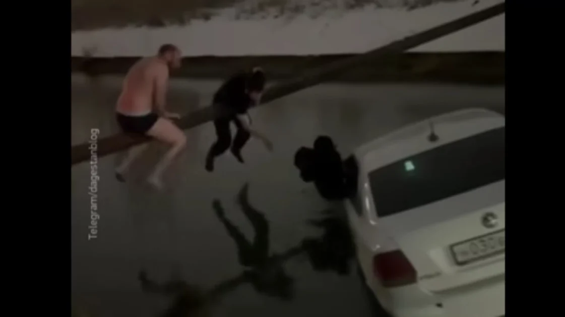 В Махачкале прохожие спасли мать с ребенком из тонущего такси