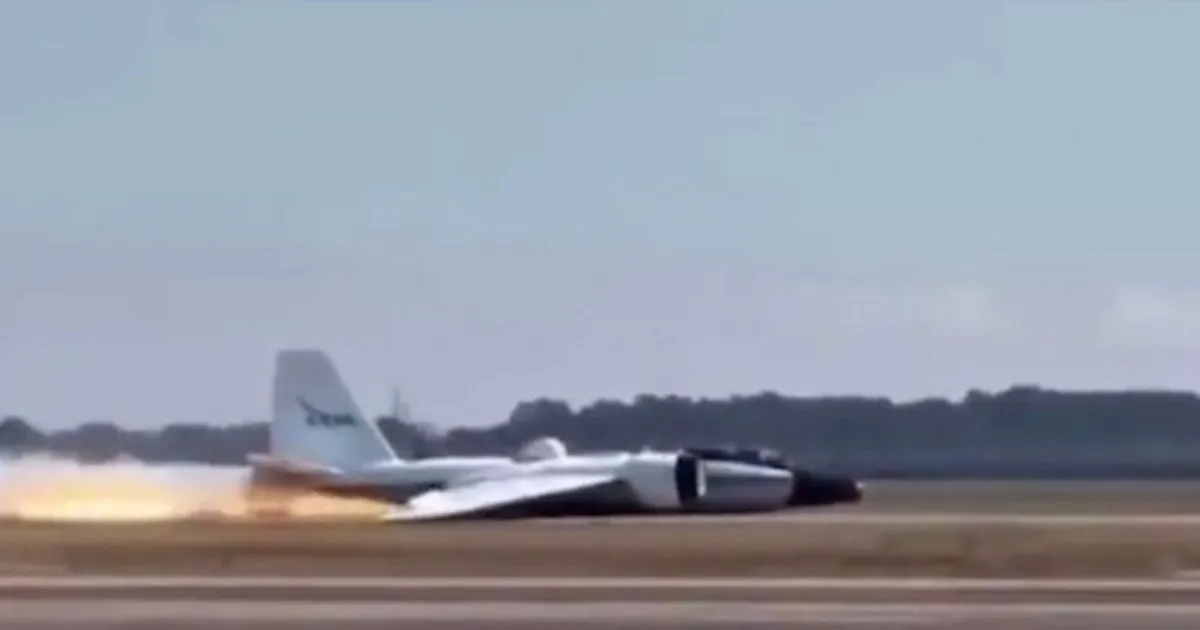 Самолет NASA с пожаром экстренно приземлился в Техасе Самолет NASA с пожаром экстренно приземлился в Техасе