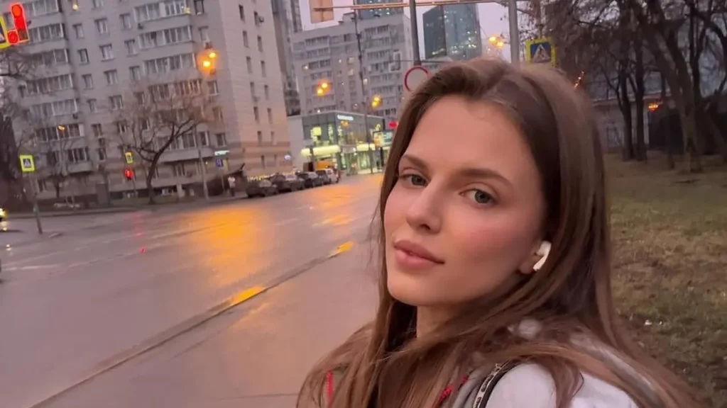 Марк Богатырев появился на публике с новой спутницей после развода с Арнтгольц