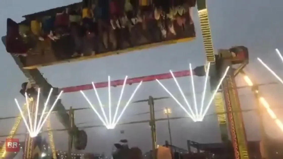 В Индии рухнул аттракцион с людьми
