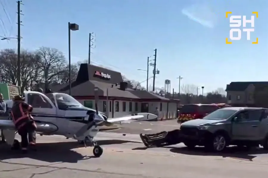 Самолет врезался в автомобили во время экстренной посадки в США