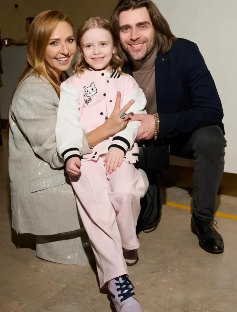 Татьяна Навка показала фото с Петром Чернышевым и его дочкой от Заворотнюк