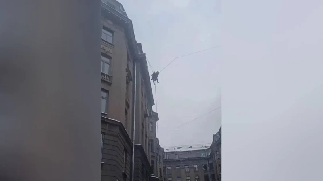 В Санкт-Петербурге дворник повис на проводах на уровне шестого этажа