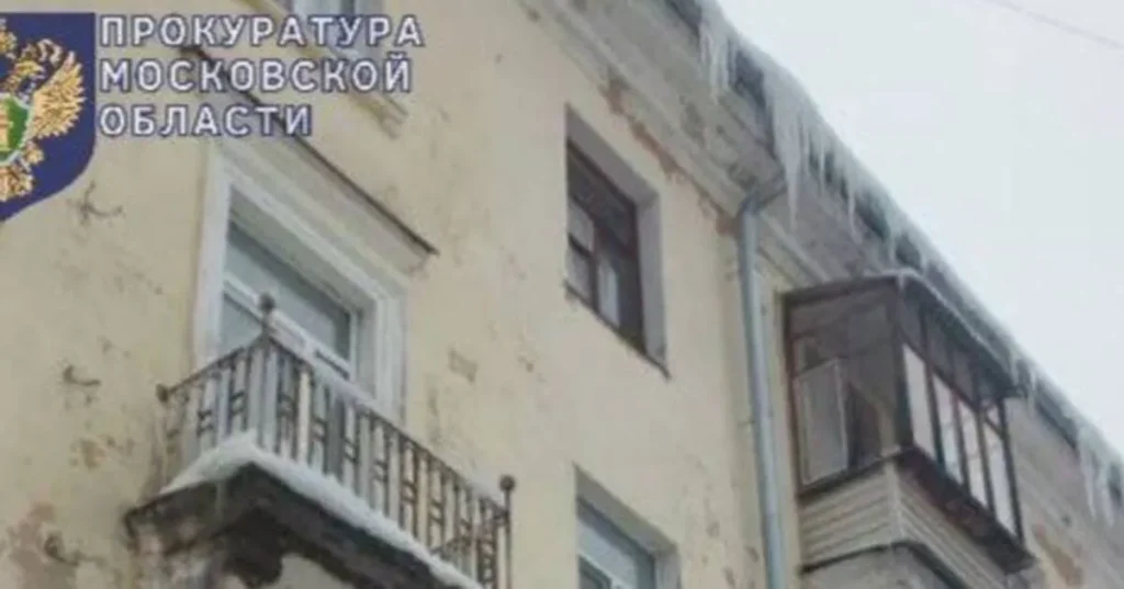 Девочка и мужчина пострадали при падении наледи в Ступино и Солнечногорске