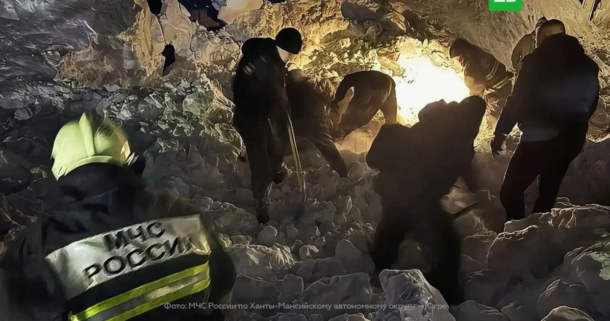 Пятерых детей завалило снегом в ХМАО