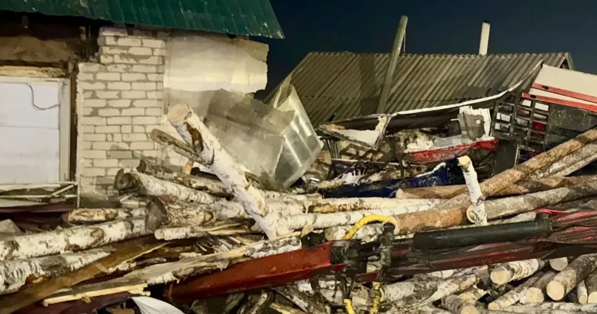 Лесовоз врезался в жилой дом в Чите Лесовоз врезался в жилой дом в Чите