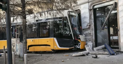 В Милане трамвай сошёл с рельсов