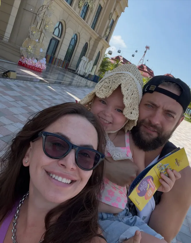 Сестра Жанны Фриске показала мужа и дочь на отдыхе