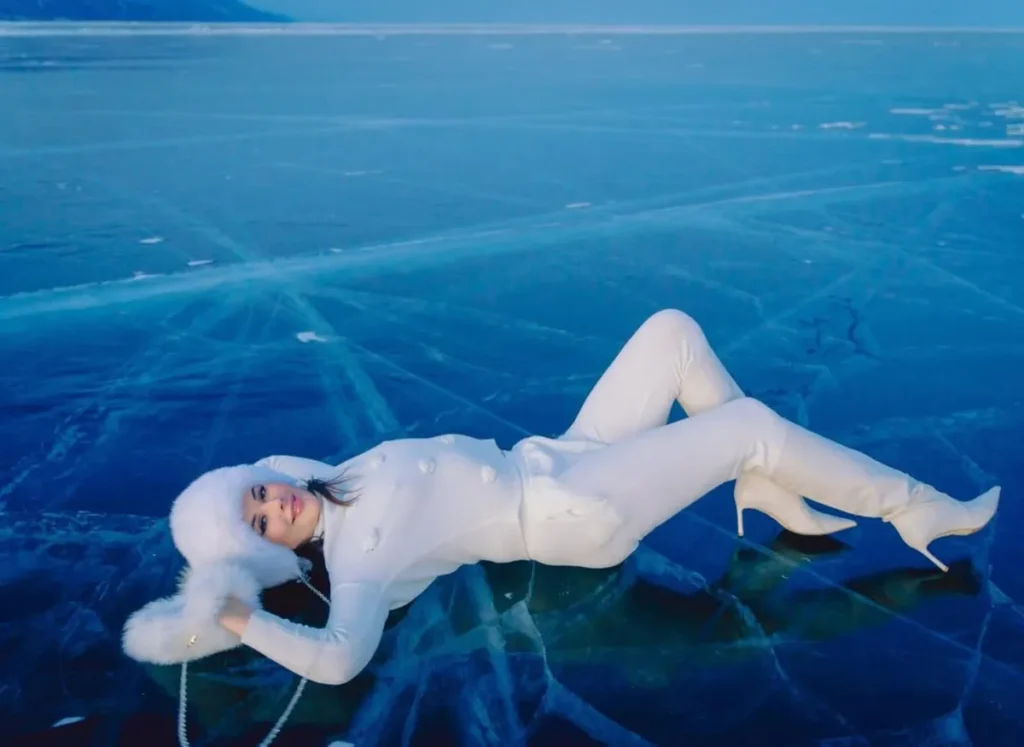 Оксана Федорова отправилась на Байкал вслед за SHAMAN на шпильках