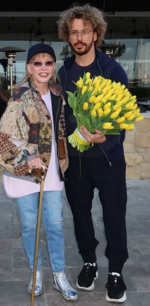 Опирающаяся на трость Пугачева встретила приехавшего на Кипр мужа