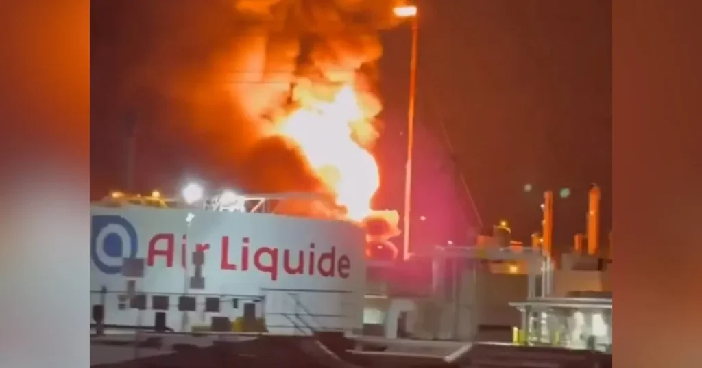 Взрыв произошел на нефтеперерабатывающем заводе в Техасе