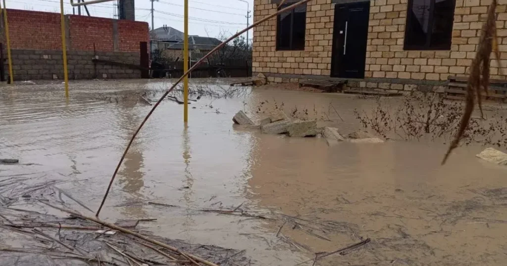 Тысячи людей остались без света из-за сильнейшего за 100 лет наводнения в Дагестане